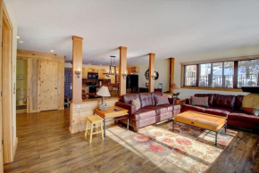 New Listing - Slopeside condo with Private Hot Tub